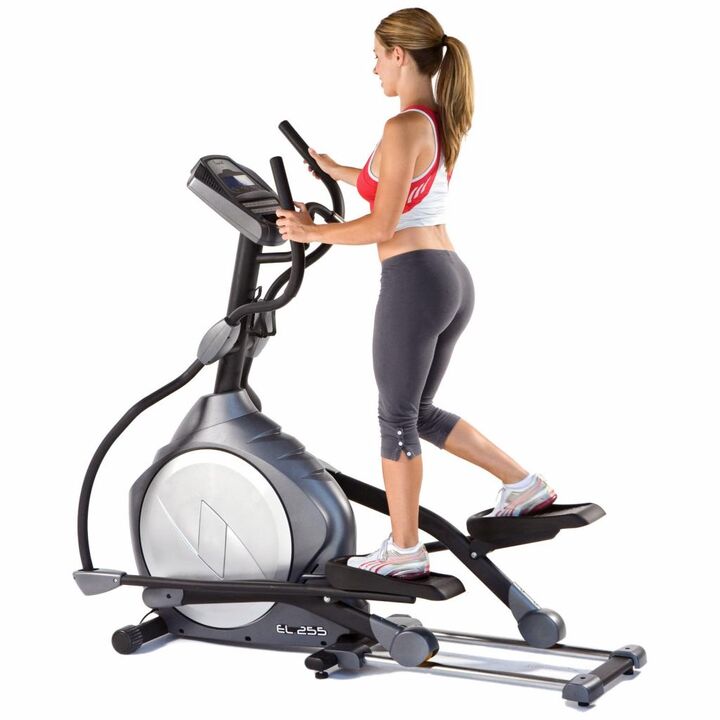 Η άσκηση στο γυμναστήριο σε ένα orbitrek βοηθά στην απώλεια βάρους στην κοιλιά και στα πλάγια